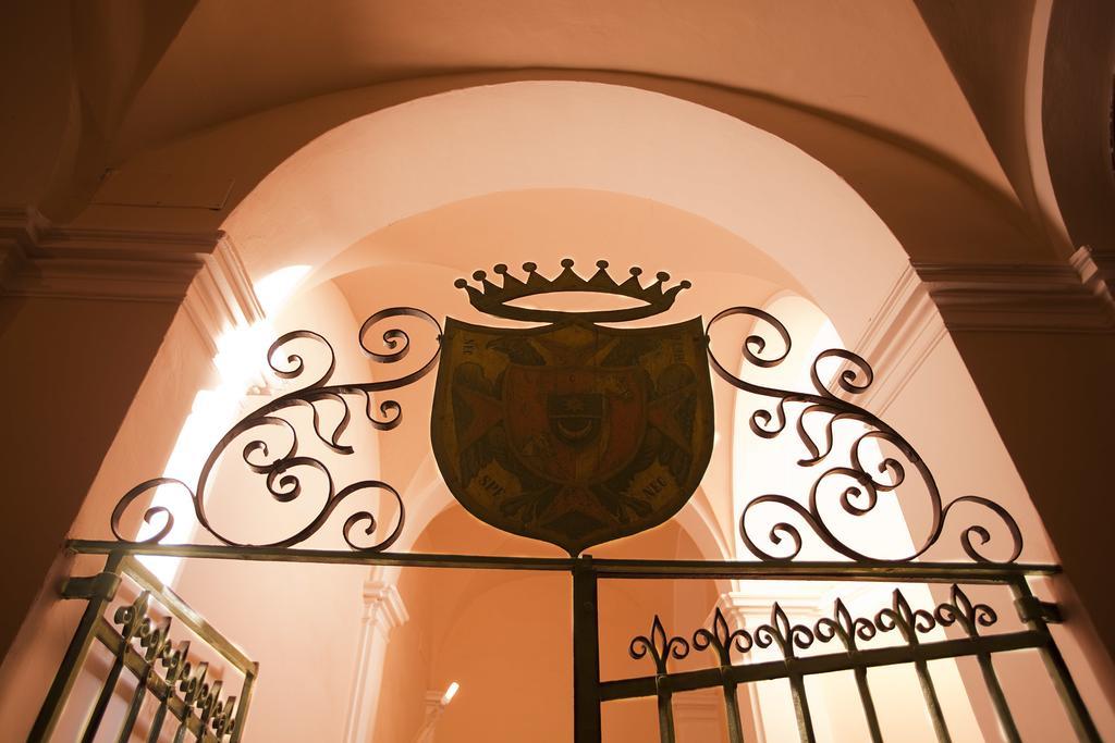 帕拉索卡尔丽缇酒店 Montepulciano Stazione 外观 照片